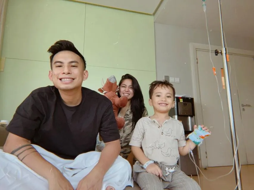 Rachel Vennya dan Okin Bagikan Momen Kompak Jaga Xabiru di Rumah Sakit 4 Potret kompaknya Rachel Vennya dan Okin yang menjaga Xabiru di rumah sakit