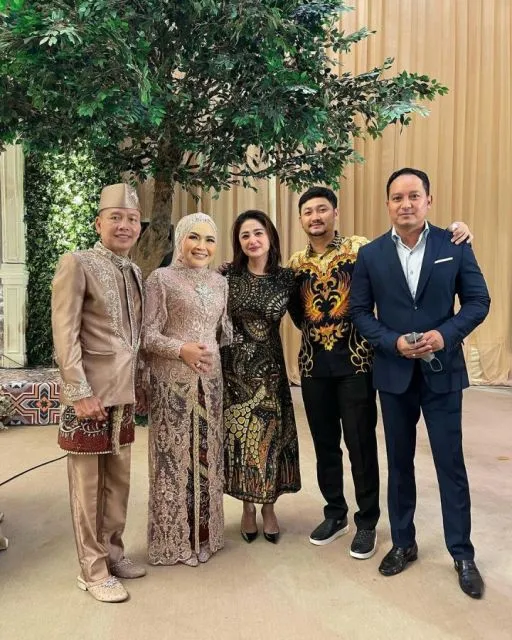 Potret Gaya Seleb Hadiri Pernikahan Adik Ayu Ting Ting, Menawan! 11