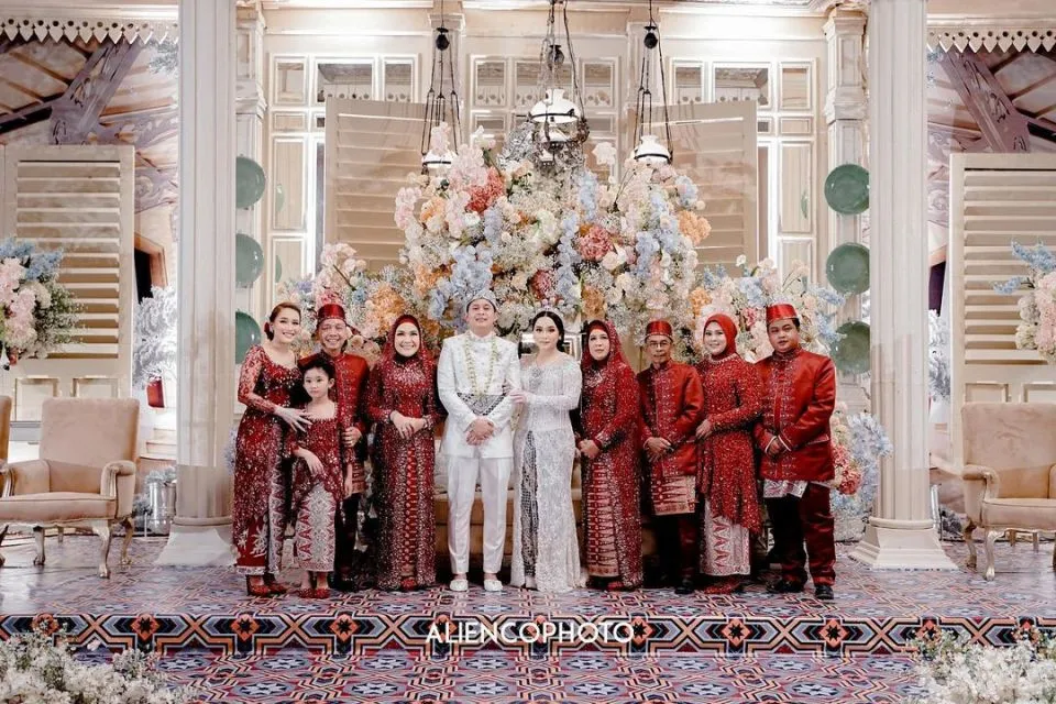 Detail Acara Akad dan Resepsi Pernikahan Adik Ayu Ting Ting. Elegan! 13 Pernikahan adik Ayu Ting Ting