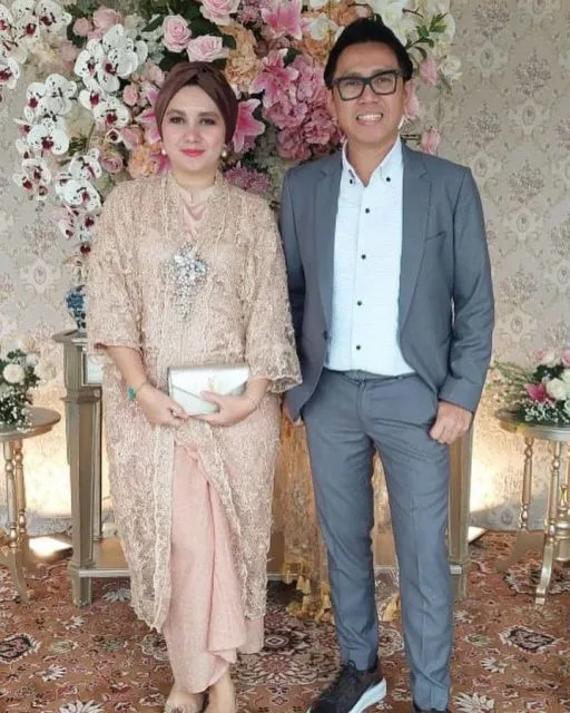 Potret Gaya Seleb Hadiri Pernikahan Adik Ayu Ting Ting, Menawan! 15