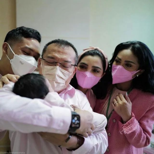 Penampakan Kamar Bayi Aurel & Atta; Bernuansa Pink-Abu dan Terlihat Mewah 6 Keluarga bersama Baby A