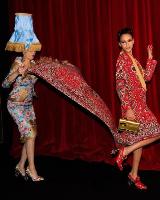 Potret Koleksi Fall Winter Moschino di Milan Fashion Week 2022 15 Koleksi busana nyentrik