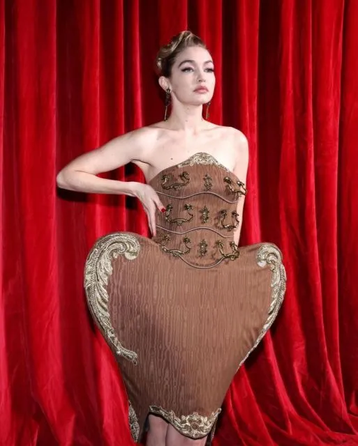 Potret Koleksi Fall Winter Moschino di Milan Fashion Week 2022 10 Koleksi busana nyentrik