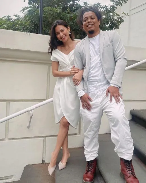 Potret Gaya Pasangan Arie Kriting dan Indah Permatasari. Sweet! 18 Style kompak Arie Kriting dan Indah Permatasari