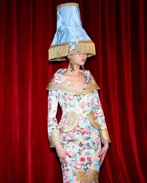 Potret Koleksi Fall Winter Moschino di Milan Fashion Week 2022 13 Koleksi busana nyentrik