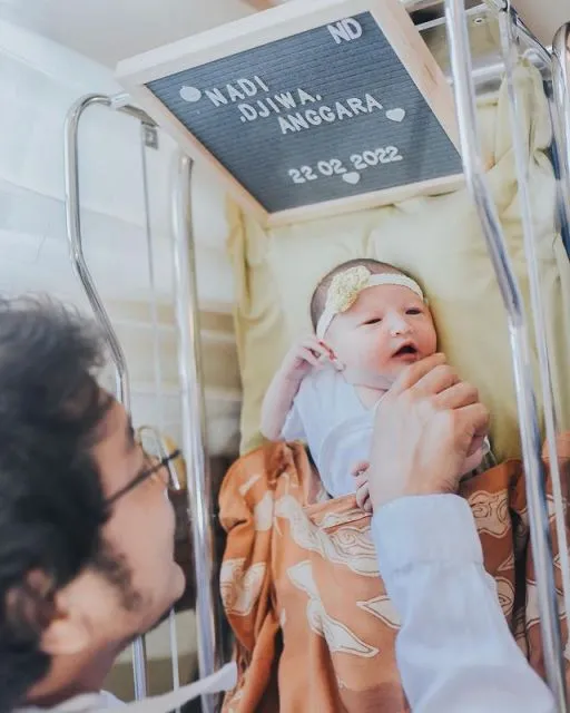 Nadine Chandrawinata Ungkap Makna Mendalam dari Nama Anaknya, Terharu Banget! 2 Nama anak pertama Nadine Chandrawinata dan Dimas Anggara mengandung makna yang mendalam