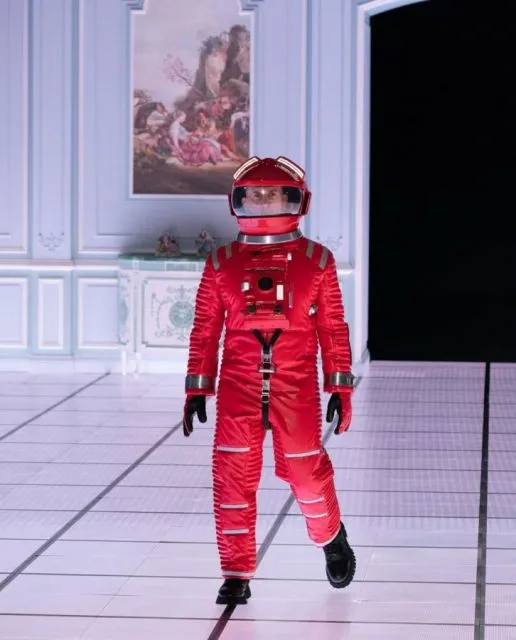 Potret Koleksi Fall Winter Moschino di Milan Fashion Week 2022 14 Koleksi busana nyentrik