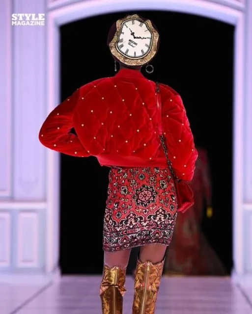 Potret Koleksi Fall Winter Moschino di Milan Fashion Week 2022 17 Koleksi busana nyentrik