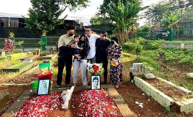 Thariq Halilintar Temani Fuji ke Makam Vannesa, Faisal: Thariq Sekarang Bagian dari Keluarga 3 Thariq menemani Fuji ke makam Vanessa