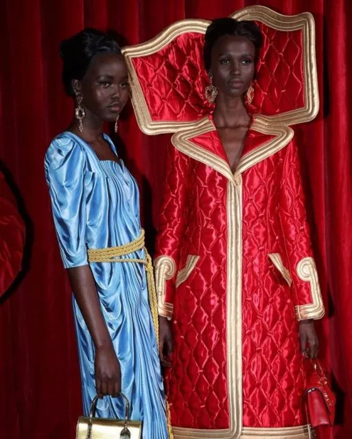 Potret Koleksi Fall Winter Moschino di Milan Fashion Week 2022 12 Koleksi busana nyentrik