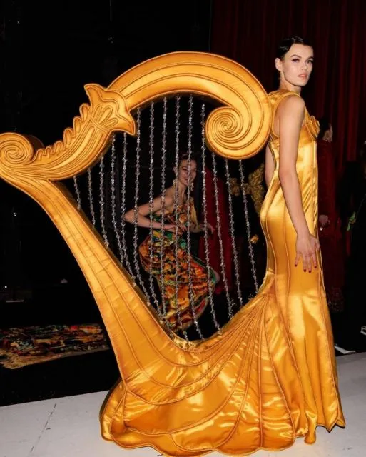 Potret Koleksi Fall Winter Moschino di Milan Fashion Week 2022 11 Koleksi busana nyentrik