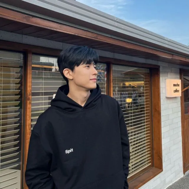 10 Gaya Kasual Park Solomon, Pemeran Drama All of Us are Dead 11 Park Solomon dan hoodie hitamnya