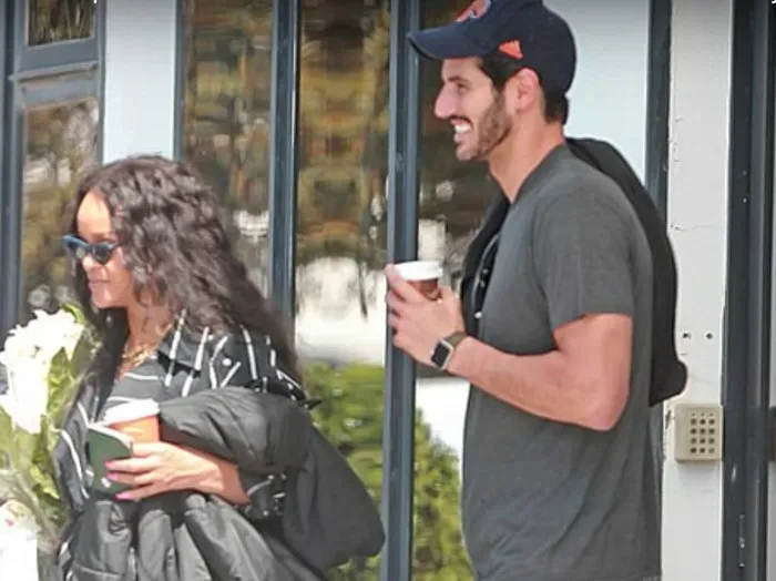 Rihanna Umumkan Kehamilan Pertamanya, Pamerkan Baby Bump 6 Rihanna dan Hassan