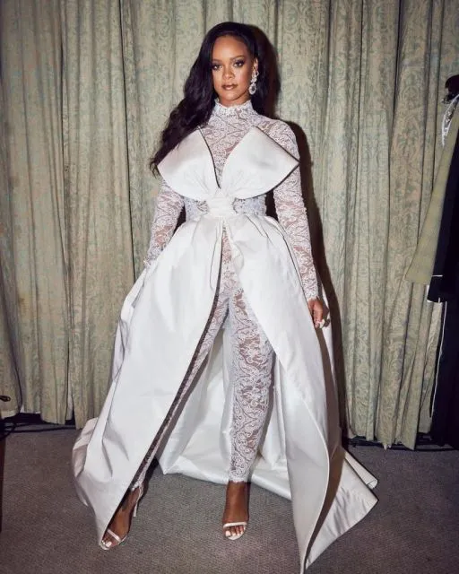 Fashion Ikonik ala Rihanna, Diva Amerika yang Baru Umumkan Kehamilan 15 Fesyen Ikonik Rihanna
