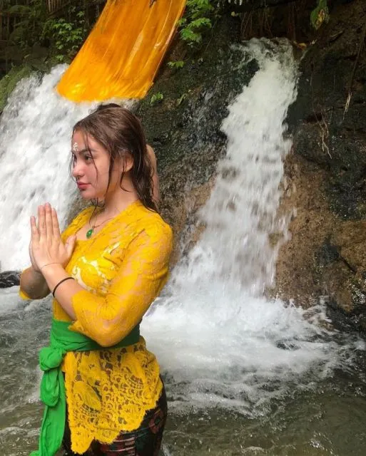 12 Artis yang Pernah Mengikuti Ritual Melukat. Alasannya Beragam 14 Nora Alexandra jalani ritual melukat