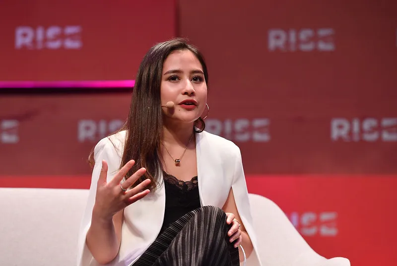 Fakta Menarik Film “Kukira Kau Rumah”: Sampai Konsultasi ke Psikolog 8 Prilly Latuconsina sedang mengisi talkshow