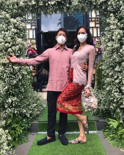 Ide Gaya Fashion ala Couple Nadine Chandrawinata-Dimas Anggara. Sweet! 16 OOTD pasangan