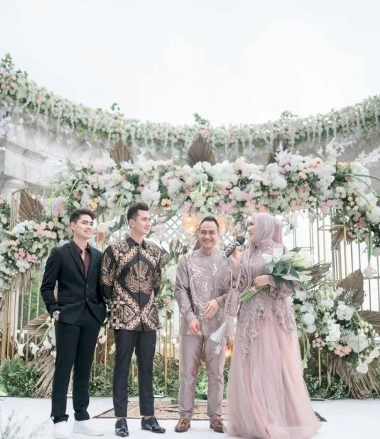 Detail Lamaran Venna Melinda-Ferry Irawan yang Menawan. Romantis! 12 Acara lamaran artis
