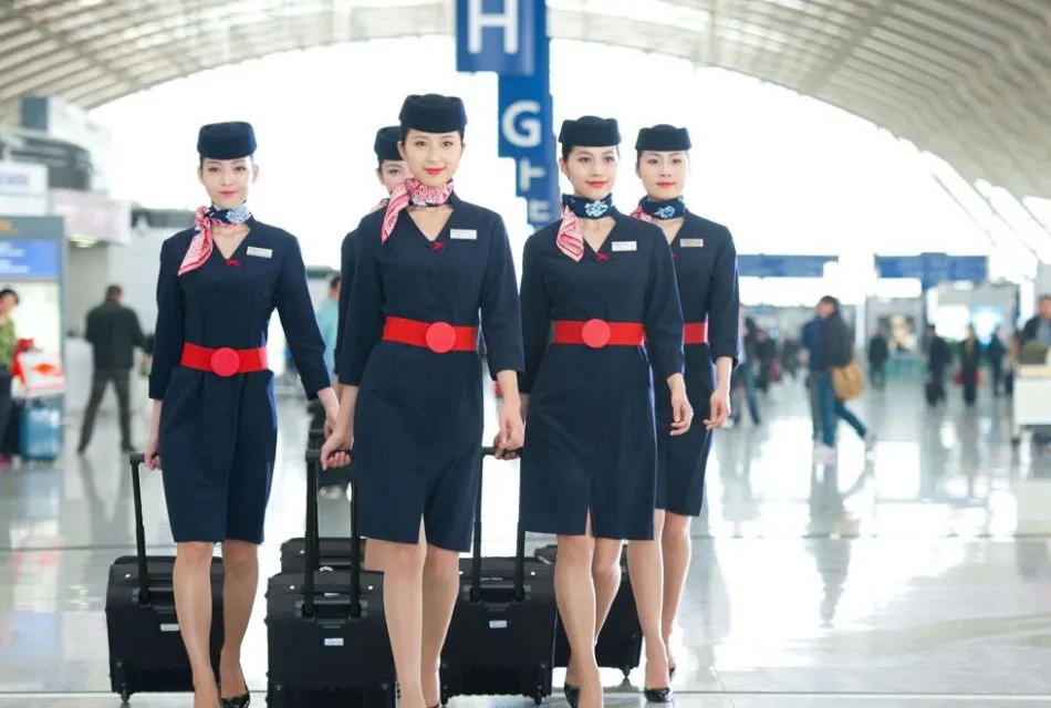 Desain Seragam Kru Pesawat yang Fashionable. Ada Maskapai Indonesia! 14 Seragam kru pesawat fashionable