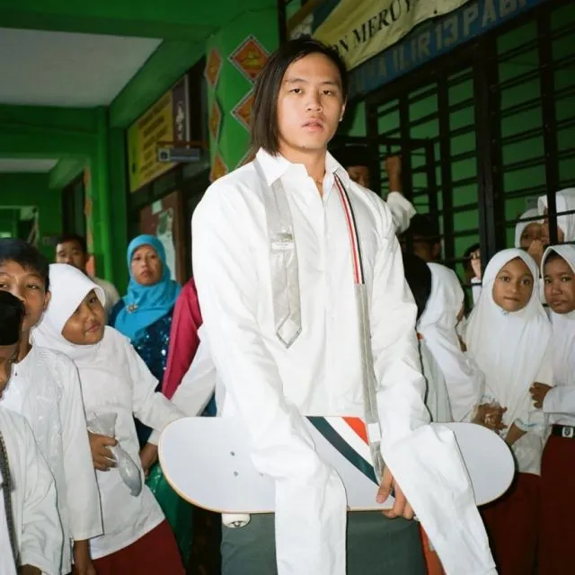 Profil Arnold Putra, Desainer Indonesia yang Dikenal dengan Karya-Karya Kontroversial 7