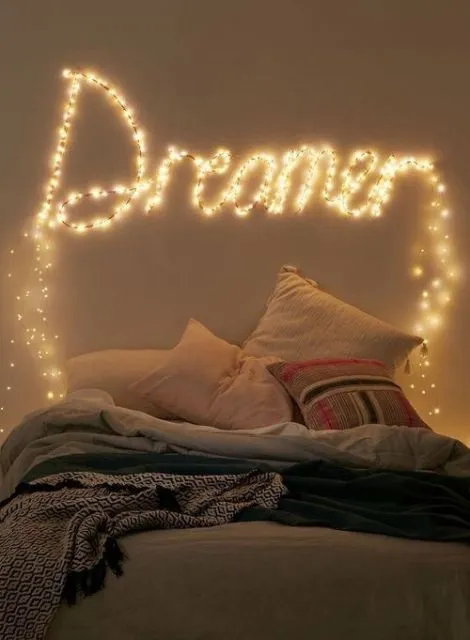 11 Kreasi Lampu Tumblr untuk Kamar Tidur Selain Digantung di Dinding 21 Kreasi lampu tumblr dengan kata-kata