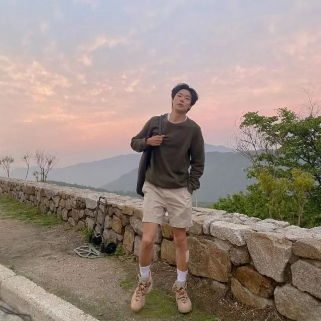 Ide Gaya Kasual ala Ryu Jun-yeol. Bisa kok Diadaptasi Cowok Indonesia~ 12 Ide fashion kasual