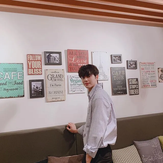 Potret Gaya Song Kang, Pemeran Drama Forecasting Love and Weather 16 potret gaya Song Kang bintang drama Forecasting Love and Weather