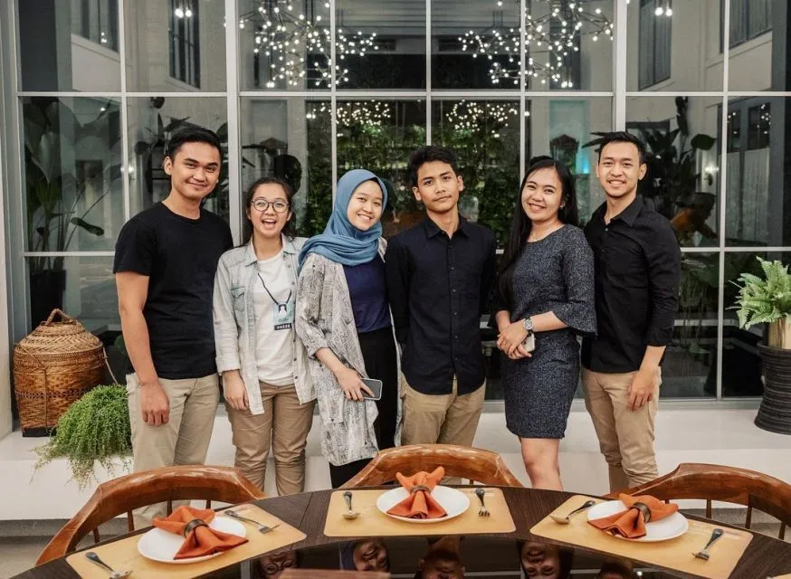 Fakta di Balik Hubungan Bintang Emon dan Alca yang Jarang Tersorot Media 5 Bintang Emon, Alca, dan keempat temannya