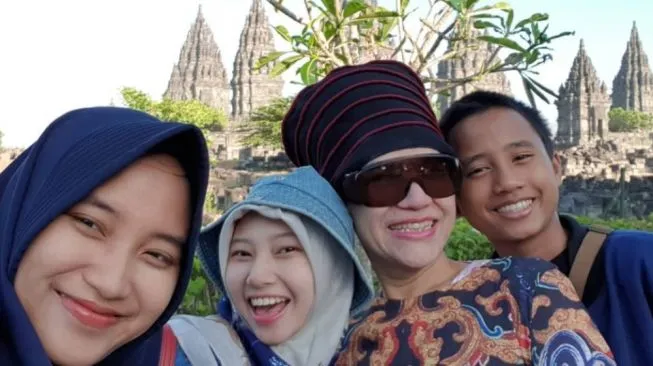 Keluarga Bantah Perebutkan Harta Dorce Gamalama dengan Anak Angkat 5 Dorce Gamalama dan anak angkatnya