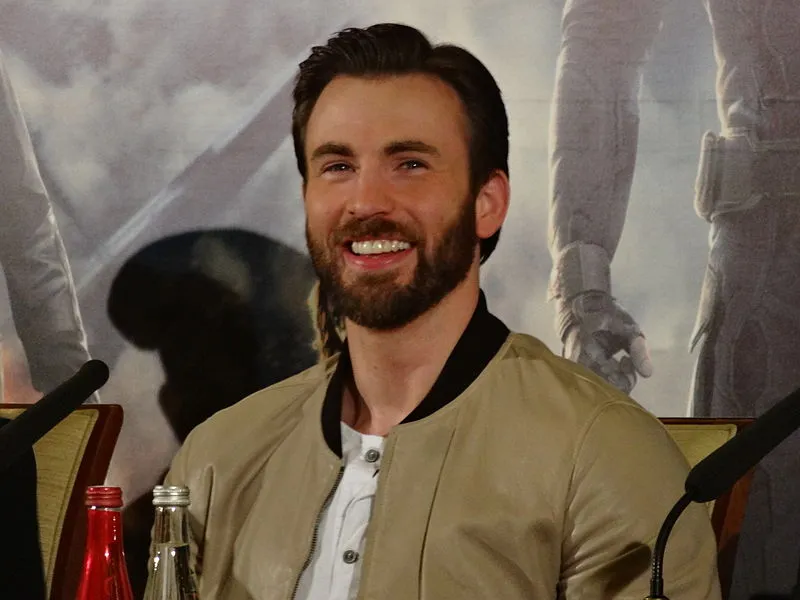 Fakta Menarik Film Lightyear: Suara Baru dari Karakter Buzz 9 Chris Evans si pengisi suara Buzz