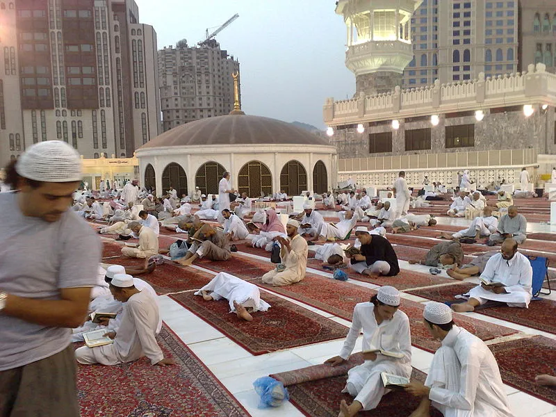 Syekh Nawawi Al-Bantani, Sosok Ulama yang Diabadikan Menjadi Nama Jalan 2 Orang yang sedang saling belajar dan berdiskusi di Masjidil Haram
