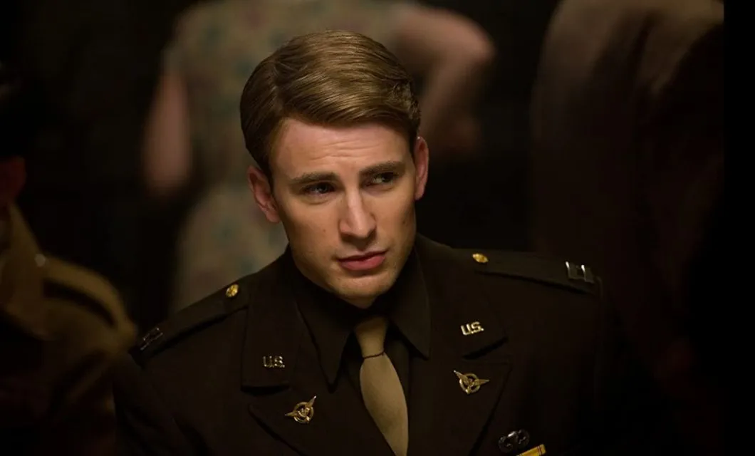 Chris Evans Nyaris Tidak Akan Memerankan Captain America, Begini Ceritanya 5 Chris Evans mengenakan Uniform Militer Amerika dalam film Captain America: The First Avengers (2011)