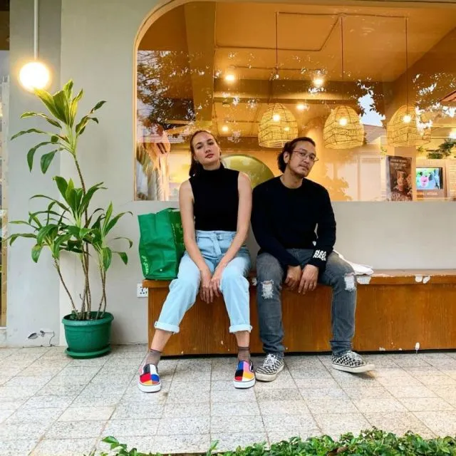 Ide Gaya Fashion ala Couple Nadine Chandrawinata-Dimas Anggara. Sweet! 15 OOTD pasangan