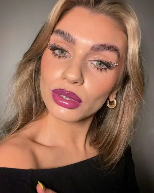 8 Ide Makeup Face Stickers yang Kembali Jadi Tren. Colorful! 12 Tren face stickers