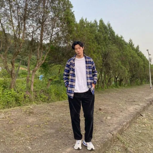 Ide Gaya Kasual ala Ryu Jun-yeol. Bisa kok Diadaptasi Cowok Indonesia~ 10 Ide fashion kasual
