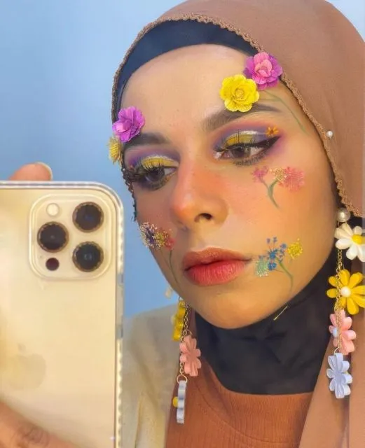 8 Ide Makeup Face Stickers yang Kembali Jadi Tren. Colorful! 10 Tren face stickers