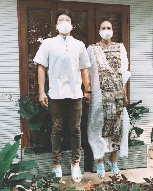 Ide Gaya Fashion ala Couple Nadine Chandrawinata-Dimas Anggara. Sweet! 17 OOTD pasangan