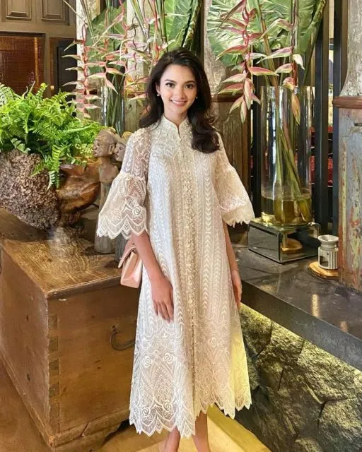 dress bridesmaid brokat Olessia Champagne Belted Gathered Cape-Sleeve Maxi Dress – Club L London main image 0