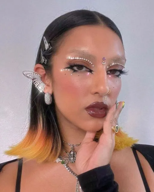 8 Ide Makeup Face Stickers yang Kembali Jadi Tren. Colorful! 15 Tren face stickers