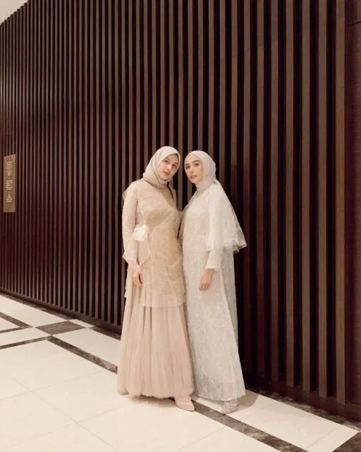 Beragam Ide Model Gaun Brokat untuk Bridesmaid. Cantik Berkelas! 16 Inspirasi gaun brokat