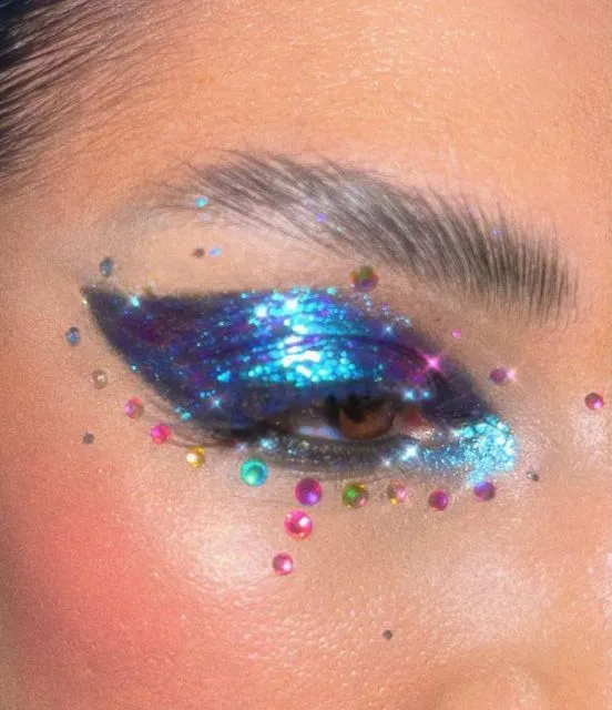 8 Ide Makeup Face Stickers yang Kembali Jadi Tren. Colorful! 14 Tren face stickers