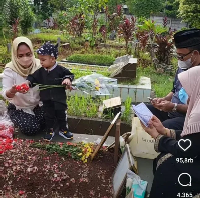 Gala Sky Akhirnya Kunjungi Makam Orang Tuanya, Takut Tiba-Tiba Dipindahkan 5 Gala sedang menabur bunga