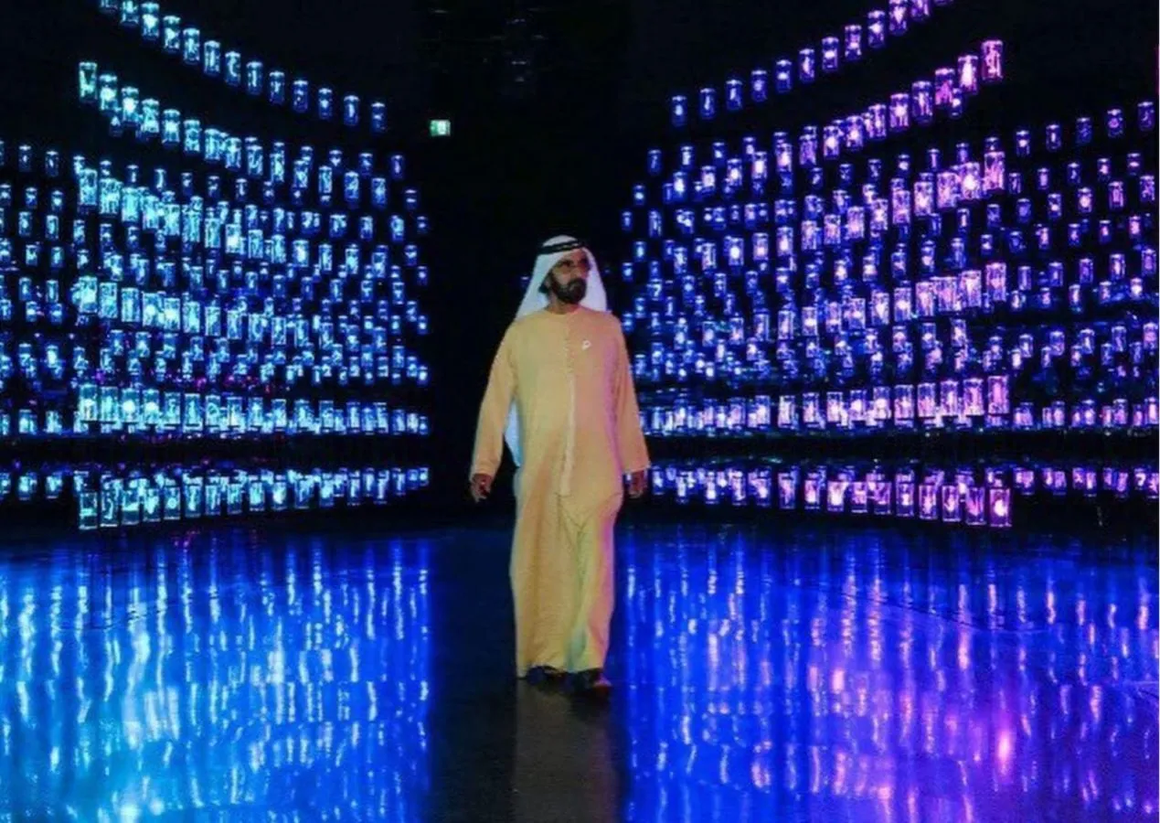 Museum of The Future Dubai Dibuka! Ini Pengalaman yang Bisa Kamu Dapat 5 Seorang pria yang tengah berjalan di salah satu ruangan Museum of the Future