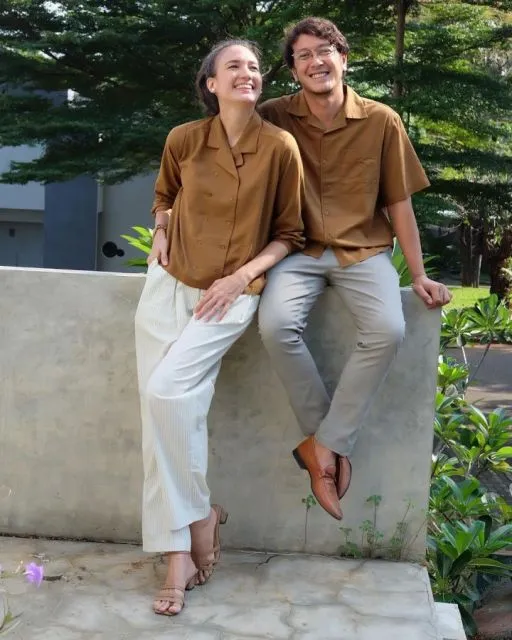 Ide Gaya Fashion ala Couple Nadine Chandrawinata-Dimas Anggara. Sweet! 14 OOTD pasangan