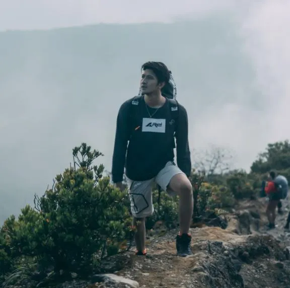 Potret Gaya Kasual Aditya Zoni, Adik Ammar Zoni yang Telah Menikah 16 Aditya Zoni