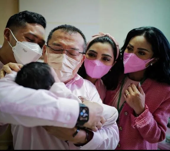 Kompak Pakai Pink, 6 Potret Keluarga Sambut Kedatangan Baby A 8 Kelahiran Baby A