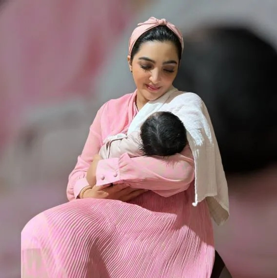 Kompak Pakai Pink, 6 Potret Keluarga Sambut Kedatangan Baby A 9 Ashanty Gendong Cucu