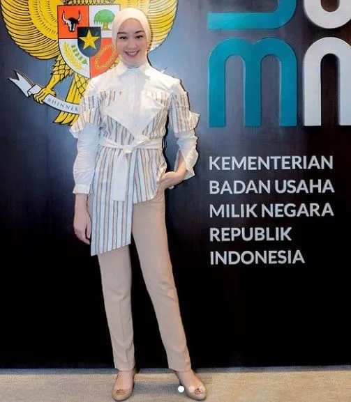 Inspirasi Gaya Formal dan Profesional ala Seleb TikTok Vina Muliana 14 Gaya Vina Muliana