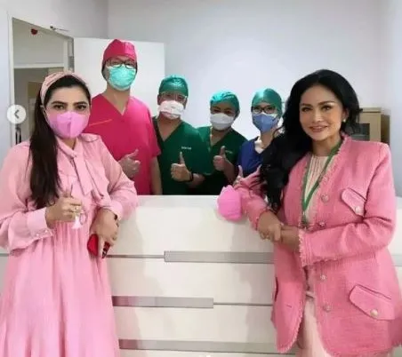 Kompak Pakai Pink, 6 Potret Keluarga Sambut Kedatangan Baby A 12 Dokter Anak Pakai Baju Bedah Pink