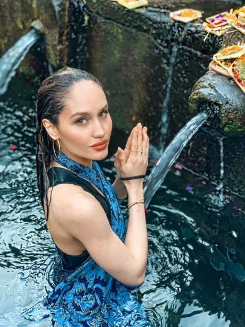 12 Artis yang Pernah Mengikuti Ritual Melukat. Alasannya Beragam 17 Cinta Laura jalani ritual melukat